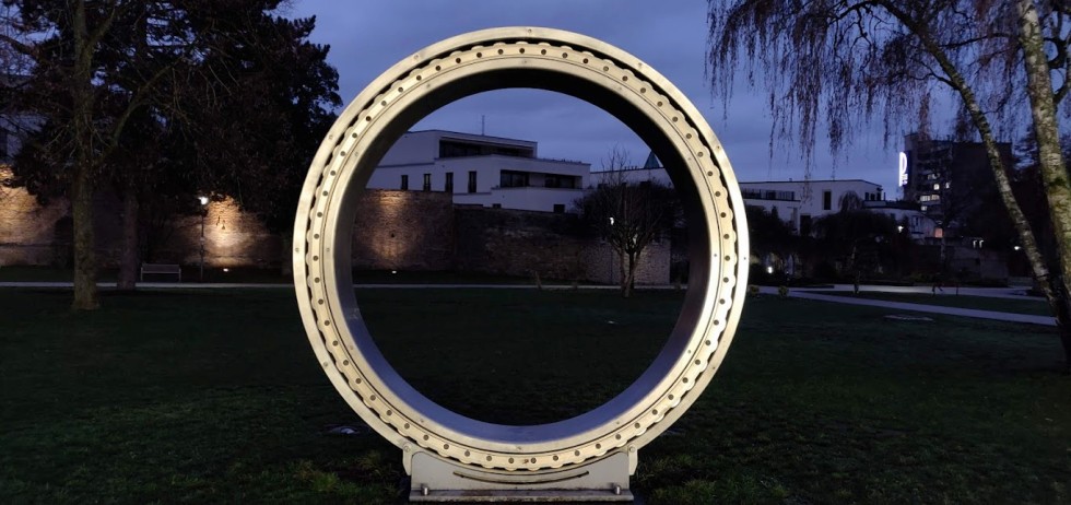 Wälzlager als Kunst: Dieses Radial-Pendelrollenlager mit einem Außendurchmesser von 3,2 m wurde von Schaeffler für ein Riesenrad in Peking konzipiert. Es steht als Exponat vor dem Stadttheater in Schweinfurt. Die Übernahme der dort ansässigen FAG Kugelfischer AG war einer der spektaktulären Coups der Schaefflers. Foto: Steinmüller
