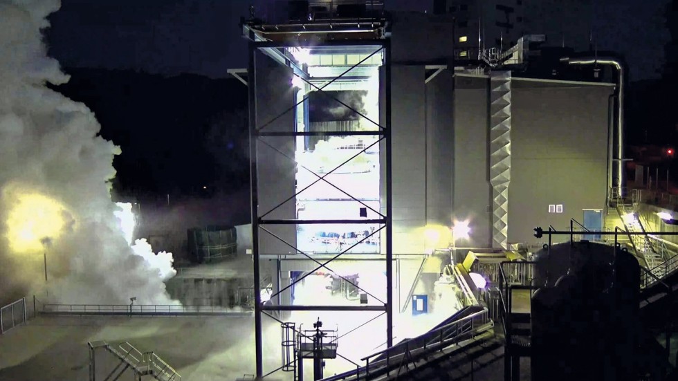 Erste Zündung: Die Oberstufe der Ariane 6 auf dem Teststand in Lampoldshausen. Es ist einer der letzten großen Tests vor dem Erststart, der für Ende 2023 geplant ist. Foto: DLR/Esa/ArianeGroup