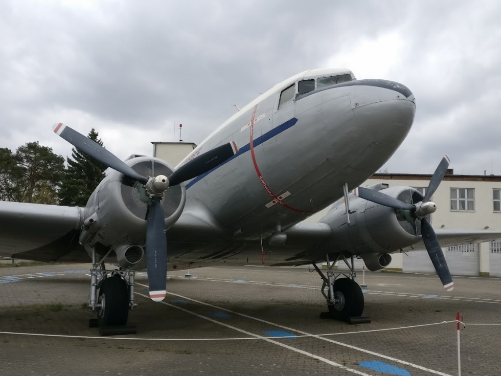 Ein Transportflugzeug vom Douglas C-47 Dakota der australischen Luftstreitkräfte im Militärhistorischen Museum Gatow. Es soll an die australische Beteiligung an der Berliner Luftbrücke erinnern. Foto: Peter Steinmüller