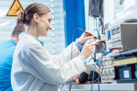 Metall- und Elektroindustrie: Gesamtmetall-Chef warnt vor Personalabbau und Tarifanpassungen