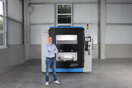 Wie gedruckte Bauteile automatisiert entpulvert werden